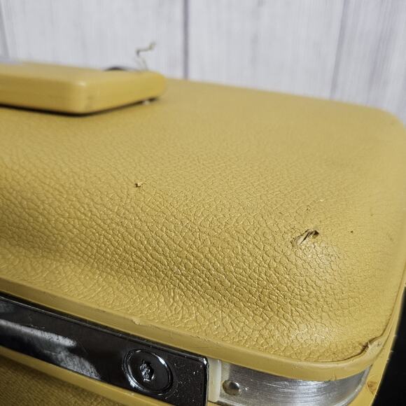 VTG Yellow Samsonite Train Case, Carry-On Cosmetic Luggage Tote - Picture 10 of 10